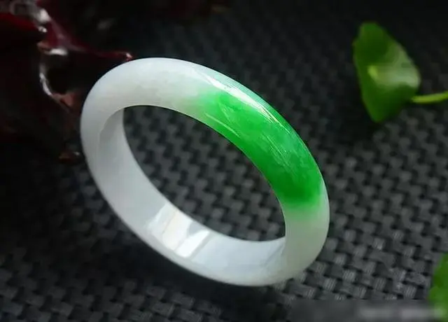 白底青翡翠手鐲 白底青翡翠手鐲